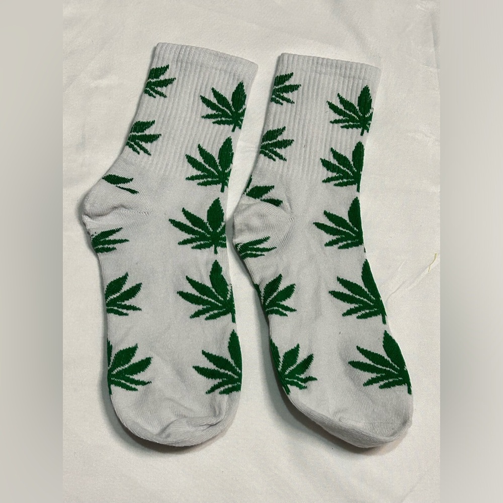 ⭐️Mapleleaf socks! - Picture 2 of 3